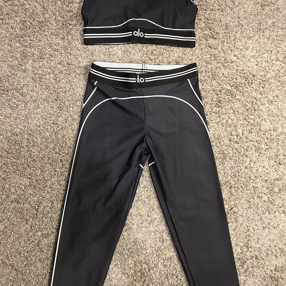 ALO Yoga Black and White Set
